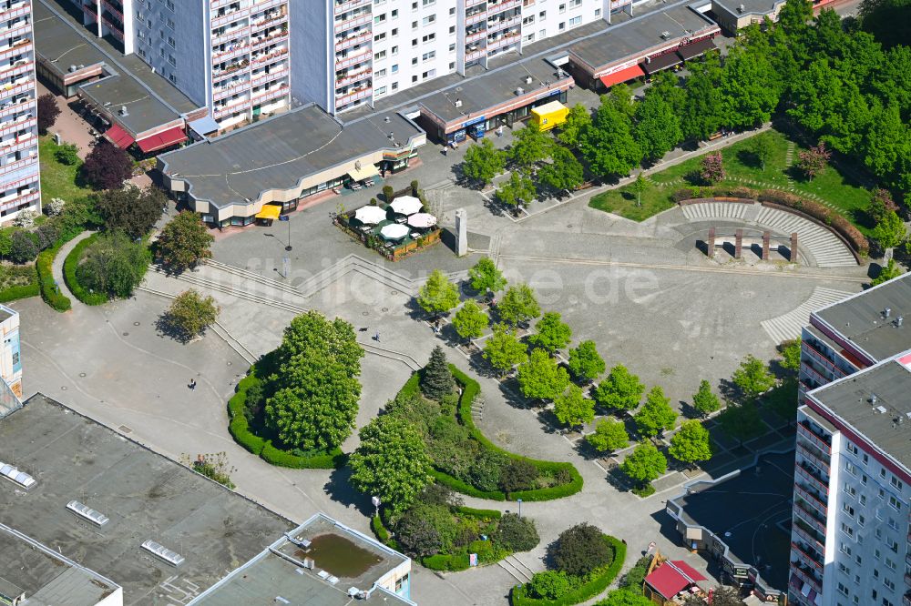 Berlin aus der Vogelperspektive: Platz- Ensemble Cecilienplatz im Ortsteil Kaulsdorf in Berlin, Deutschland