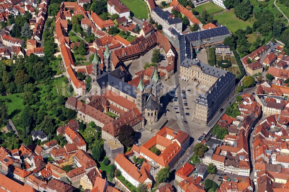 Bamberg aus der Vogelperspektive: Platz- Ensemble Domplatz mit Dom und neuer Residenz im Altstadtbereich und Innenstadtzentrum von Bamberg im Bundesland Bayern, Deutschland