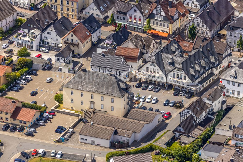 Balve von oben - Platz- Ensemble Drostenplatz in Balve im Bundesland Nordrhein-Westfalen, Deutschland