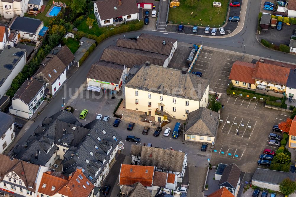 Balve von oben - Platz- Ensemble Drostenplatz in Balve im Bundesland Nordrhein-Westfalen, Deutschland