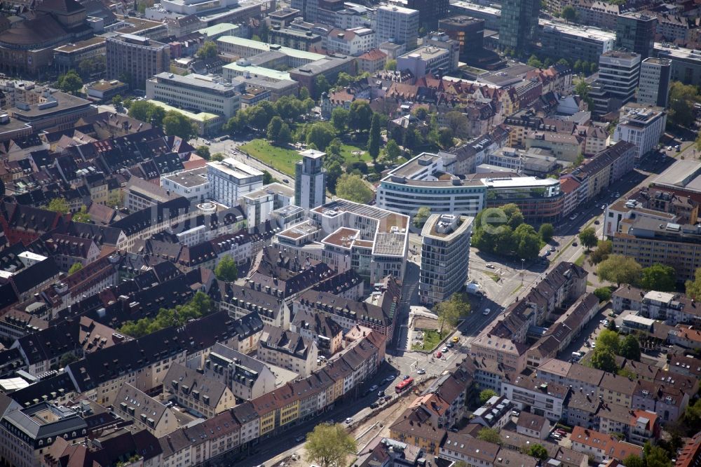 Luftaufnahme Freiburg im Breisgau - Platz- Ensemble am Fahnenbergplatz im Innenstadt- Zentrum in Freiburg im Breisgau im Bundesland Baden-Württemberg