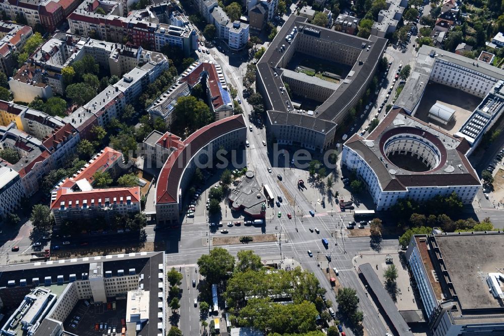 Berlin aus der Vogelperspektive: Platz- Ensemble Fehrbelliner Platz am Hohenzollerndamm im Ortsteil Wilmersdorf in Berlin, Deutschland