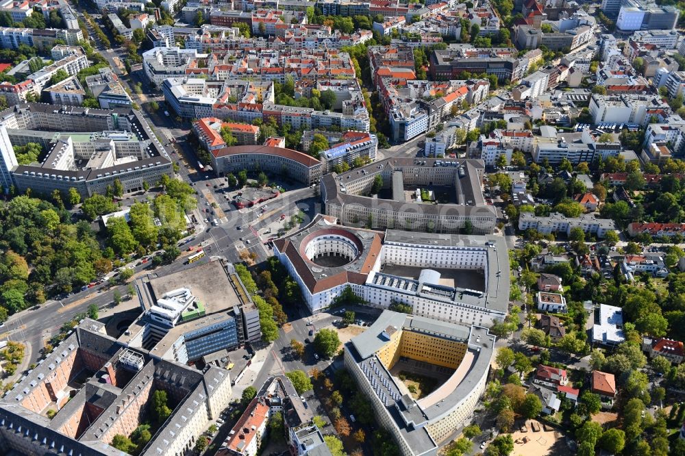 Berlin aus der Vogelperspektive: Platz- Ensemble Fehrbelliner Platz am Hohenzollerndamm im Ortsteil Wilmersdorf in Berlin, Deutschland