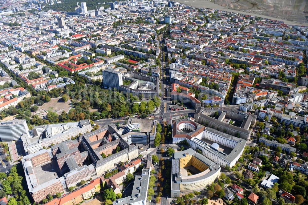 Luftbild Berlin - Platz- Ensemble Fehrbelliner Platz am Hohenzollerndamm im Ortsteil Wilmersdorf in Berlin, Deutschland