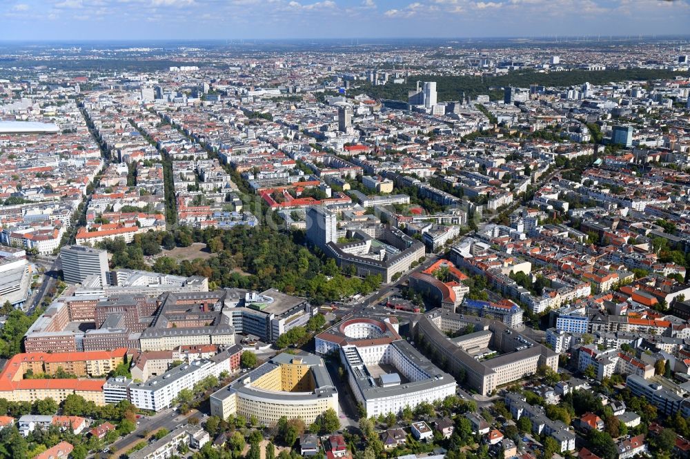 Berlin von oben - Platz- Ensemble Fehrbelliner Platz am Hohenzollerndamm im Ortsteil Wilmersdorf in Berlin, Deutschland