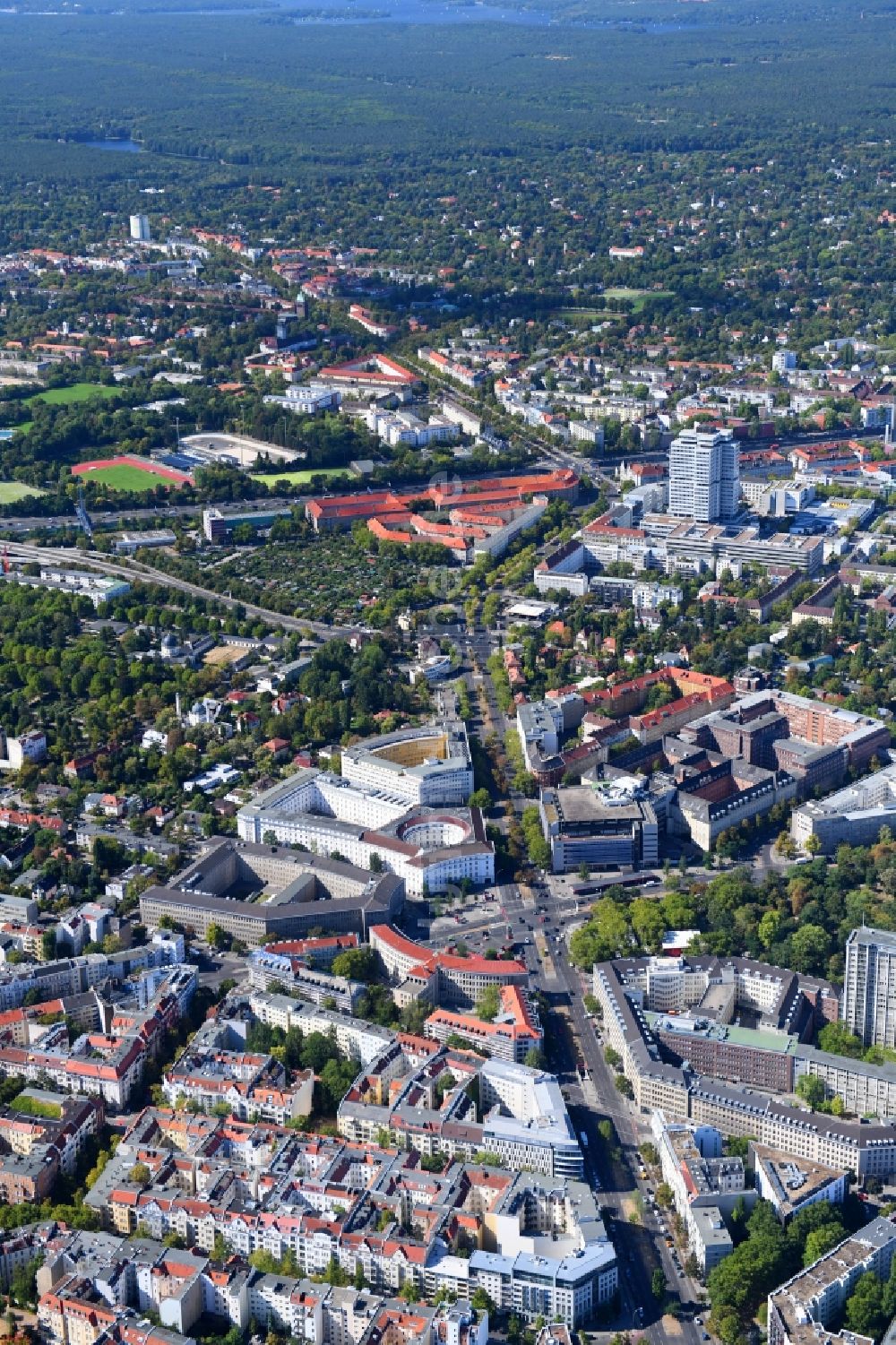 Berlin aus der Vogelperspektive: Platz- Ensemble Fehrbelliner Platz am Hohenzollerndamm im Ortsteil Wilmersdorf in Berlin, Deutschland