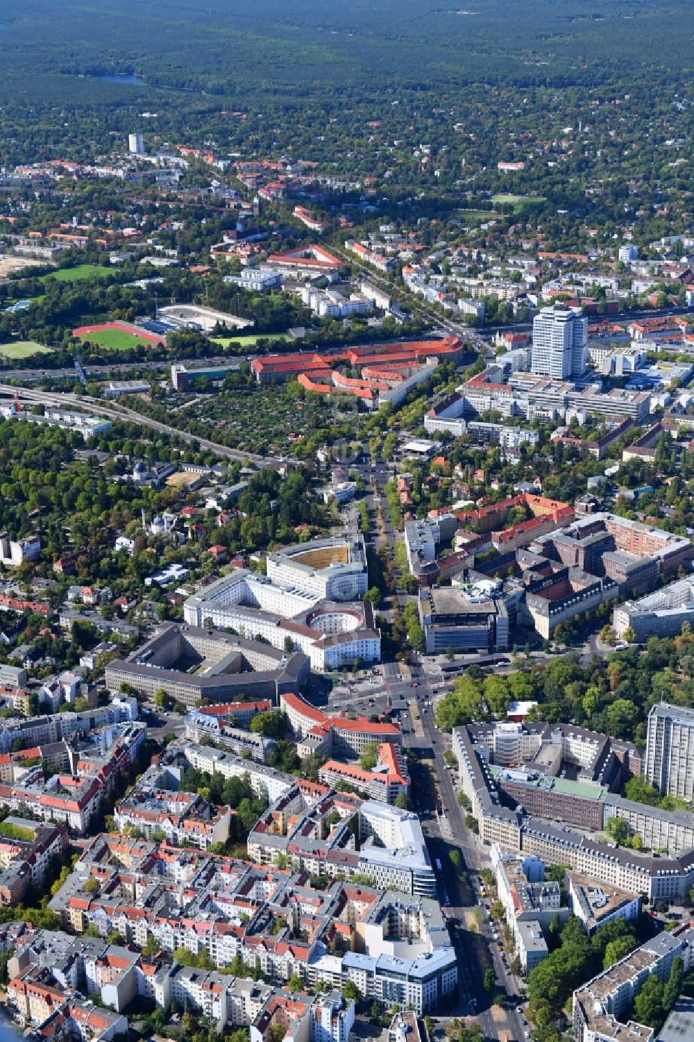 Luftbild Berlin - Platz- Ensemble Fehrbelliner Platz am Hohenzollerndamm im Ortsteil Wilmersdorf in Berlin, Deutschland