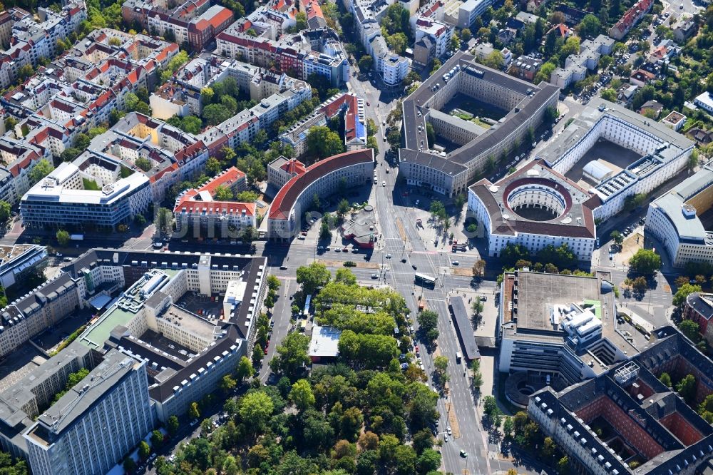 Luftaufnahme Berlin - Platz- Ensemble Fehrbelliner Platz am Hohenzollerndamm im Ortsteil Wilmersdorf in Berlin, Deutschland