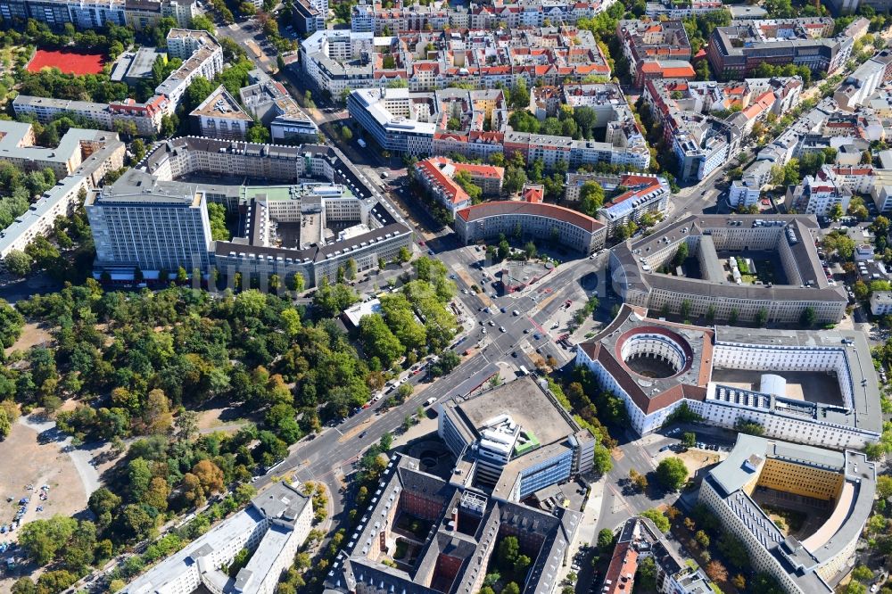 Berlin aus der Vogelperspektive: Platz- Ensemble Fehrbelliner Platz am Hohenzollerndamm im Ortsteil Wilmersdorf in Berlin, Deutschland