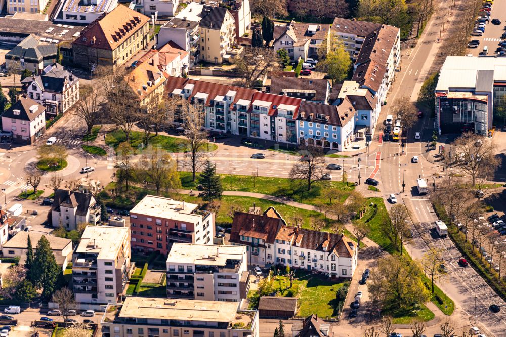 Luftaufnahme Lahr/Schwarzwald - Platz- Ensemble Friedrich Ebert Platz und alte Bahnhof Straße in Lahr/Schwarzwald im Bundesland Baden-Württemberg, Deutschland