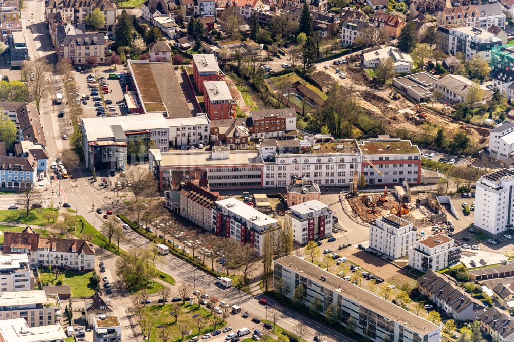 Luftaufnahme Lahr/Schwarzwald - Platz- Ensemble Friedrich Ebert Platz und ehemaliges Nestler Zeichentechnik Areal, Heute BBZ bauberatungs Zentrum und verschiedene Behörden und Institutionen in Lahr/Schwarzwald im Bundesland Baden-Württemberg, Deutschland