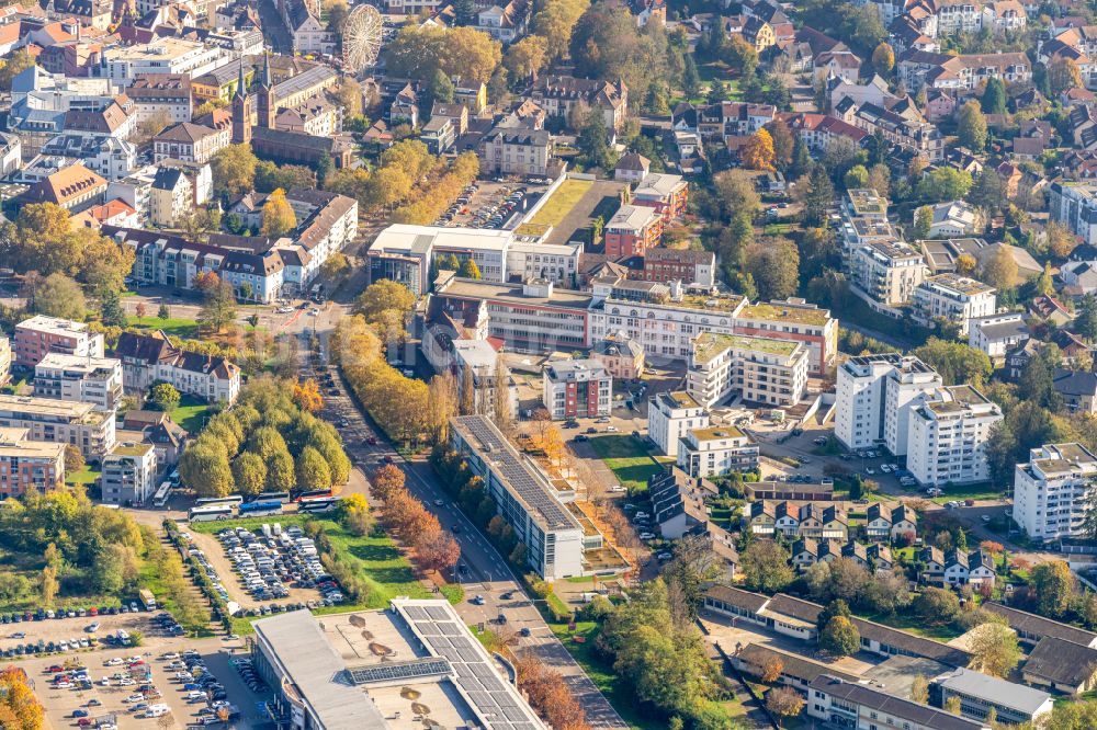 Luftbild Lahr/Schwarzwald - Platz- Ensemble Friedrich Ebert Platz und ehemaliges Nestler Zeichentechnik Areal, Heute BBZ bauberatungs Zentrum und verschiedene Behörden und Institutionen in Lahr/Schwarzwald im Bundesland Baden-Württemberg, Deutschland