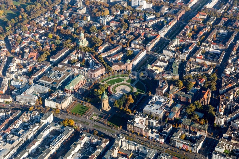 Luftaufnahme Mannheim - Platz- Ensemble Friedrichplatz mit dem Wasserturm (Wahrzeichen der Stadt), der Kunsthalle (Baustelle), dem Rosengarten und der Christuskirche in Mannheim im Bundesland Baden-Württemberg, Deutschland