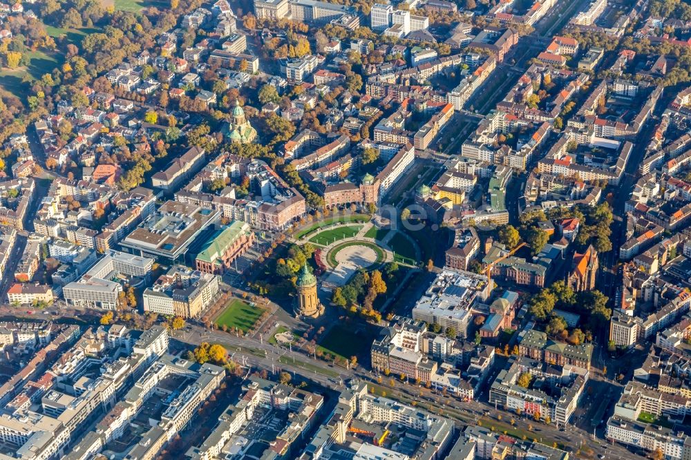 Mannheim von oben - Platz- Ensemble Friedrichplatz mit dem Wasserturm (Wahrzeichen der Stadt), der Kunsthalle (Baustelle), dem Rosengarten und der Christuskirche in Mannheim im Bundesland Baden-Württemberg, Deutschland