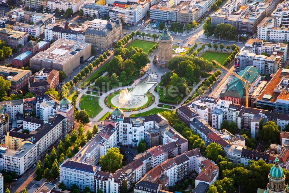 Luftaufnahme Mannheim - Platz- Ensemble Friedrichplatz mit dem Wasserturm (Wahrzeichen der Stadt), der Kunsthalle, dem Rosengarten und der Christuskirche in Mannheim im Bundesland Baden-Württemberg, Deutschland