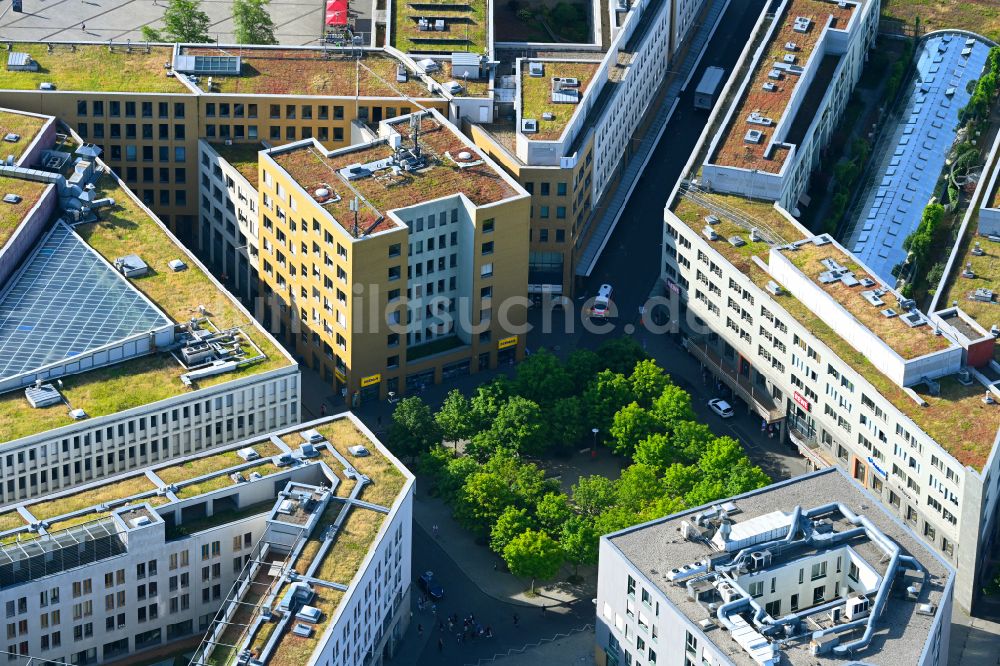 Berlin von oben - Platz- Ensemble Fritz-Lang-Platz in Berlin, Deutschland