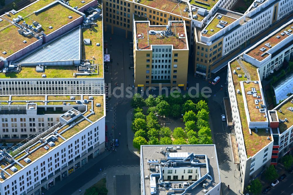 Berlin aus der Vogelperspektive: Platz- Ensemble Fritz-Lang-Platz in Berlin, Deutschland