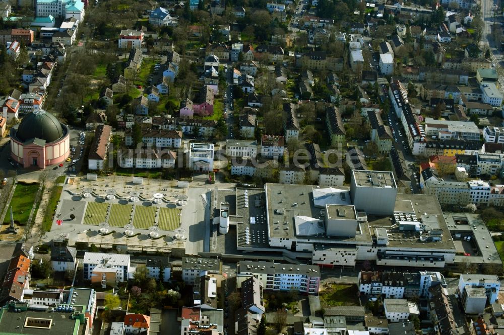 Darmstadt von oben - Platz- Ensemble Georg-Büchner-Platz in Darmstadt im Bundesland Hessen, Deutschland