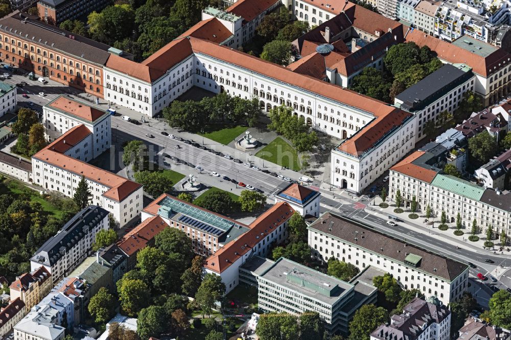 München aus der Vogelperspektive: Platz- Ensemble Geschwister-Scholl-Platz - Ludwigstraße im Ortsteil Maxvorstadt in München im Bundesland Bayern, Deutschland