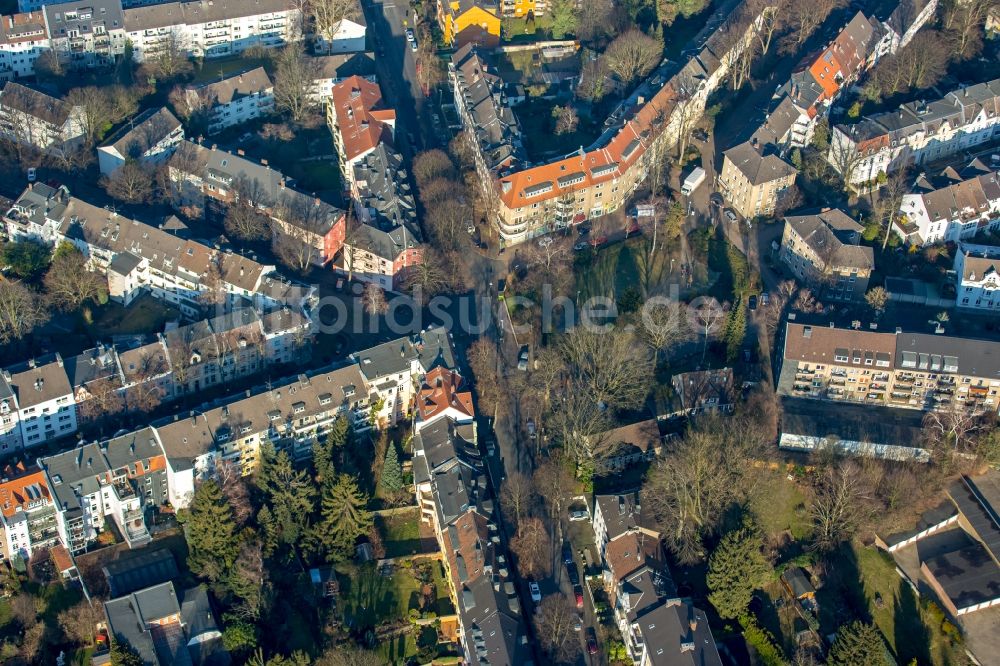 Mülheim an der Ruhr von oben - Platz- Ensemble Goetheplatz im Wohngebiet Dichterviertel im Innenstadt- Zentrum in Mülheim an der Ruhr im Bundesland Nordrhein-Westfalen