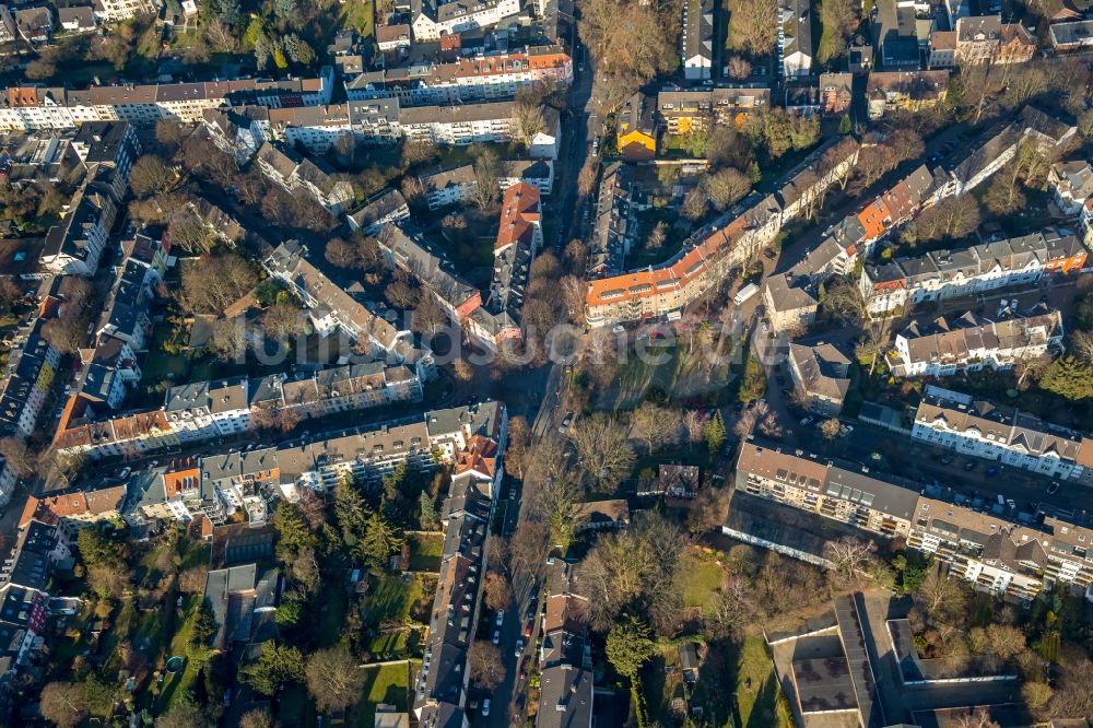 Mülheim an der Ruhr aus der Vogelperspektive: Platz- Ensemble Goetheplatz im Wohngebiet Dichterviertel im Innenstadt- Zentrum in Mülheim an der Ruhr im Bundesland Nordrhein-Westfalen