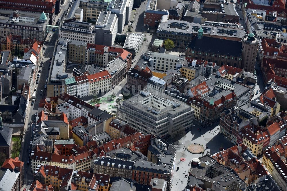 Luftbild Kopenhagen - Platz- Ensemble Hauser Pl. mit dem Niels Brock- Gebäude im Innenstadt- Zentrum in Kopenhagen in Region Hovedstaden, Dänemark