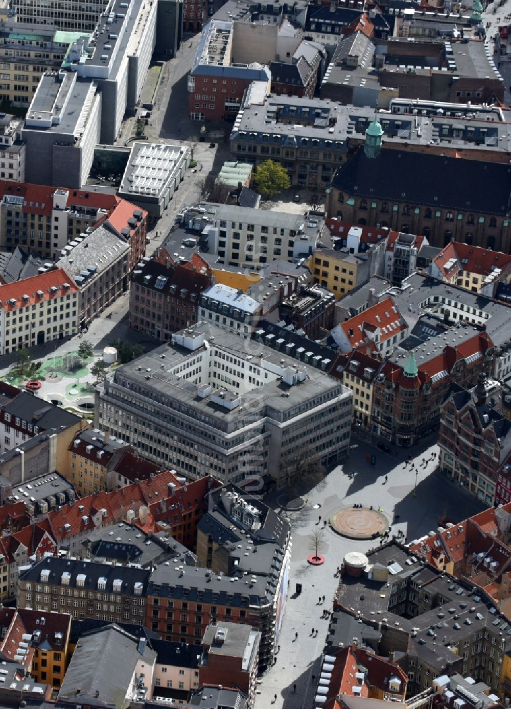 Luftaufnahme Kopenhagen - Platz- Ensemble Hauser Pl. mit dem Niels Brock- Gebäude im Innenstadt- Zentrum in Kopenhagen in Region Hovedstaden, Dänemark