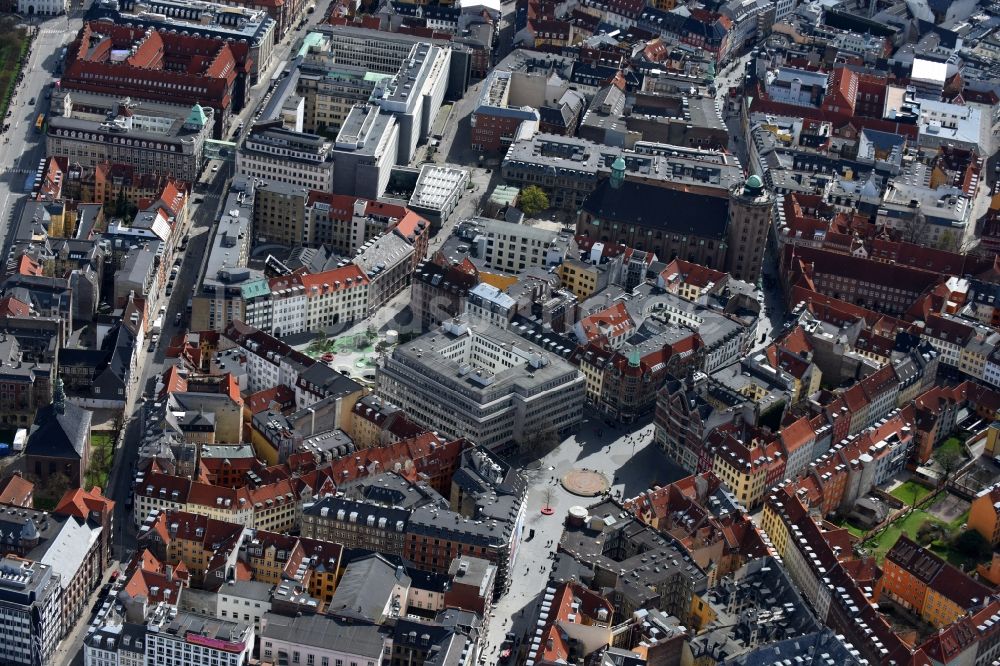 Kopenhagen von oben - Platz- Ensemble Hauser Pl. mit dem Niels Brock- Gebäude im Innenstadt- Zentrum in Kopenhagen in Region Hovedstaden, Dänemark