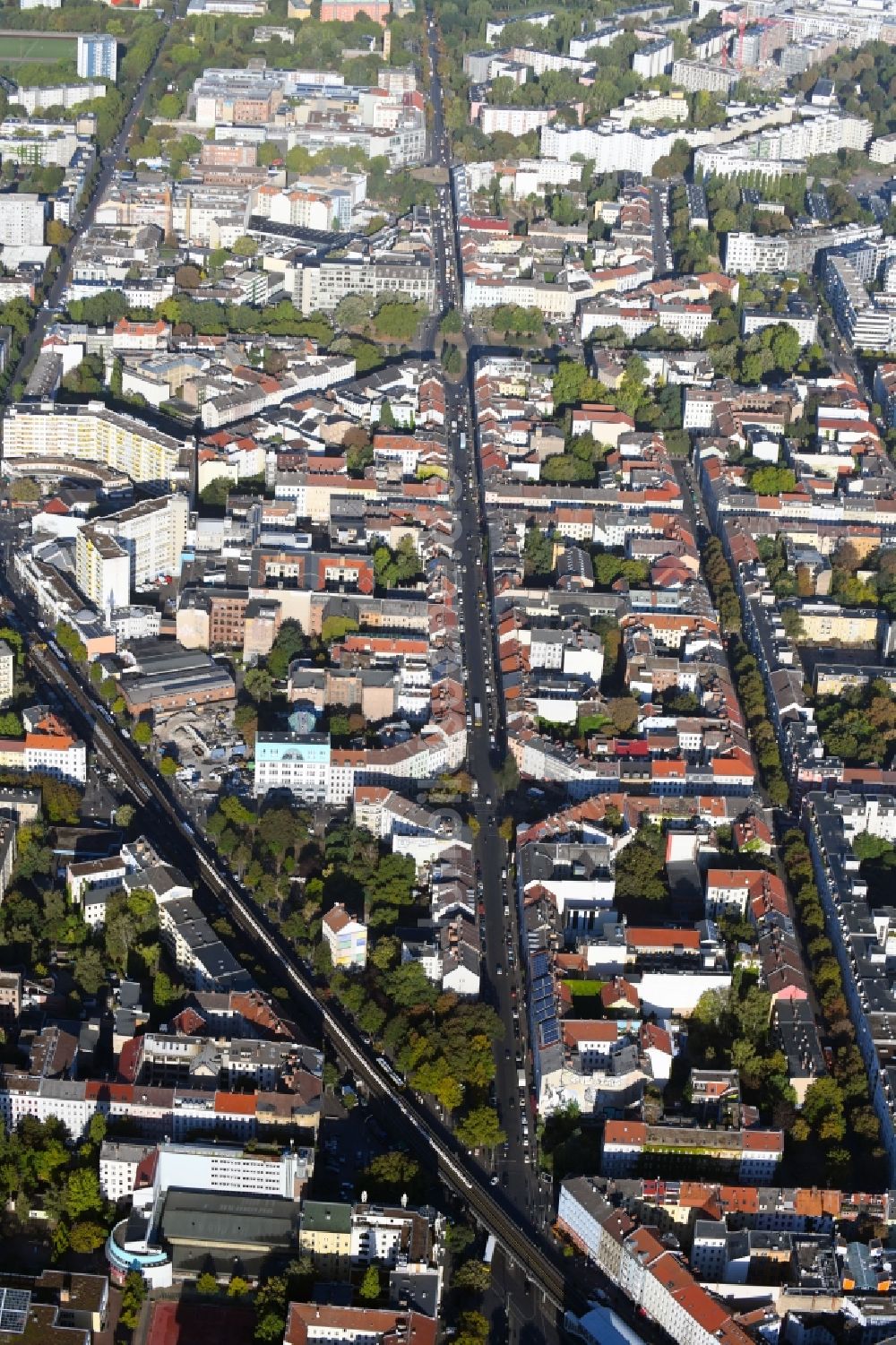 Berlin von oben - Platz- Ensemble Heinrichplatz im Ortsteil Kreuzberg in Berlin, Deutschland