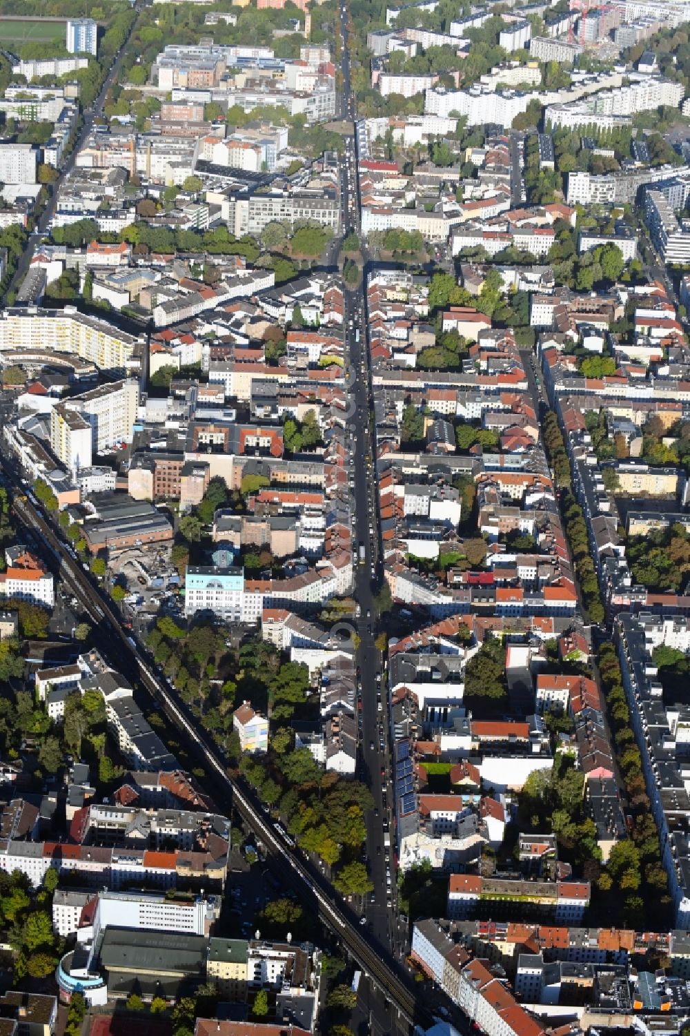 Berlin aus der Vogelperspektive: Platz- Ensemble Heinrichplatz im Ortsteil Kreuzberg in Berlin, Deutschland