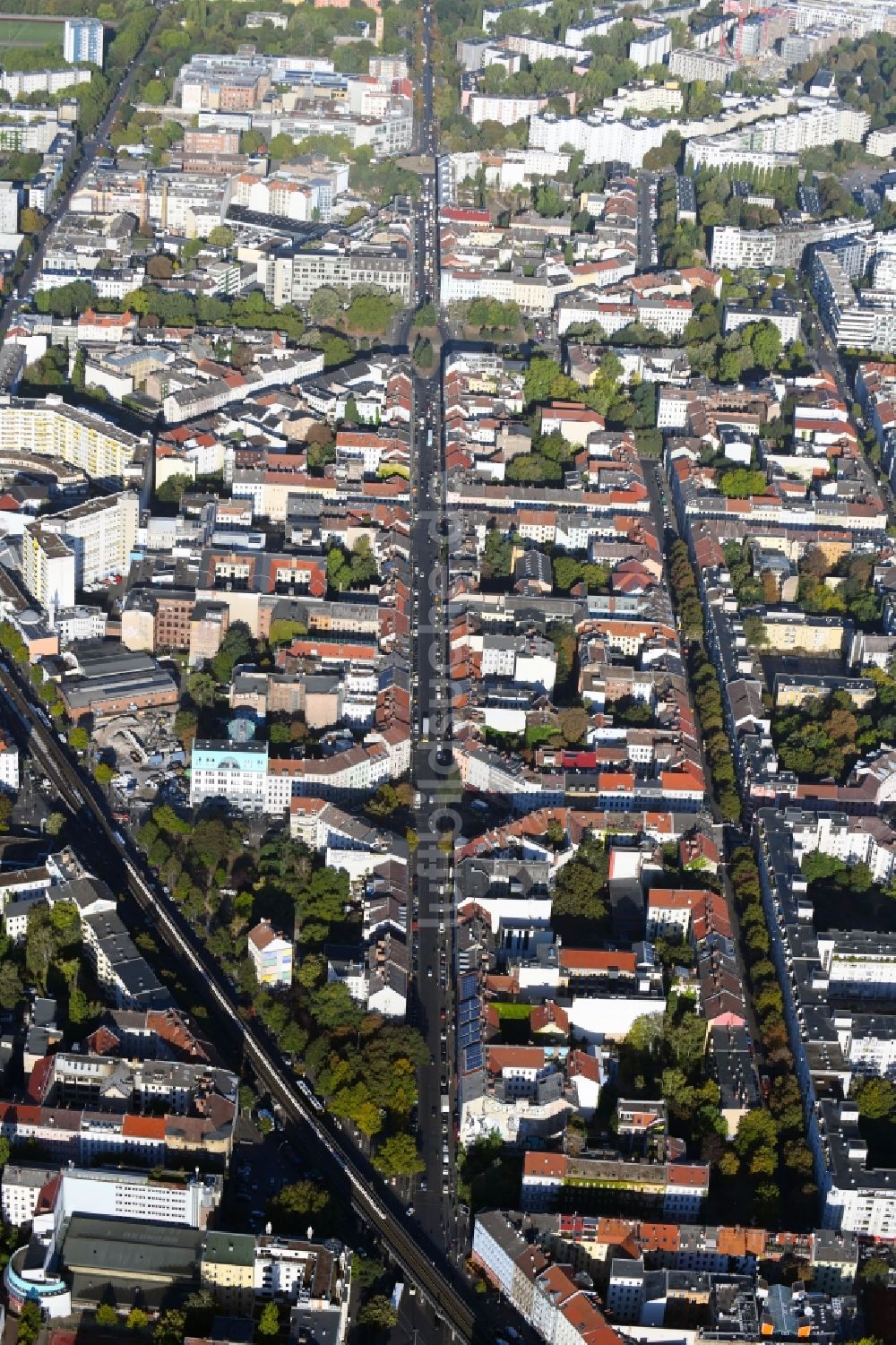 Luftbild Berlin - Platz- Ensemble Heinrichplatz im Ortsteil Kreuzberg in Berlin, Deutschland