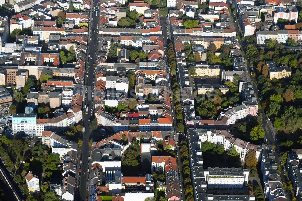 Berlin von oben - Platz- Ensemble Heinrichplatz im Ortsteil Kreuzberg in Berlin, Deutschland