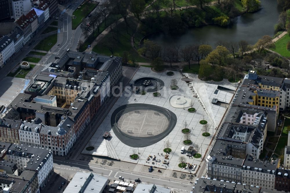 Kopenhagen von oben - Platz- Ensemble Israels Pl. im Innenstadt- Zentrum in Kopenhagen in Region Hovedstaden, Dänemark