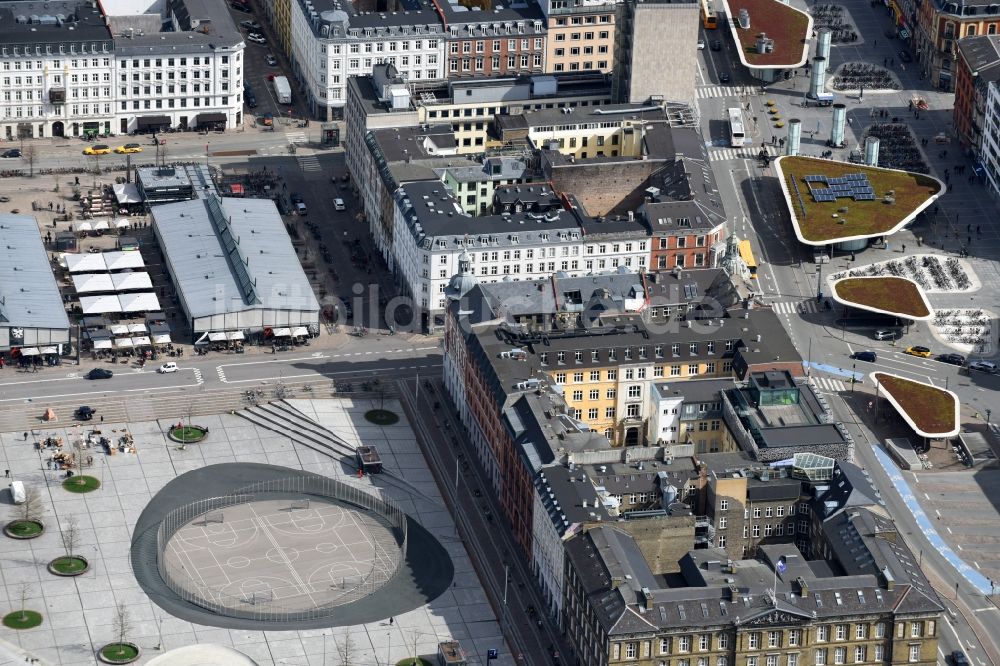 Luftaufnahme Kopenhagen - Platz- Ensemble Israels Plads im Innenstadt- Zentrum in Kopenhagen in Dänemark