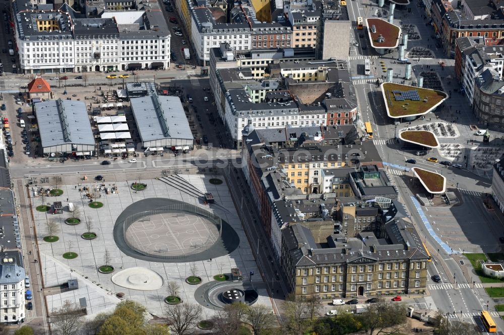 Kopenhagen von oben - Platz- Ensemble Israels Plads im Innenstadt- Zentrum in Kopenhagen in Dänemark