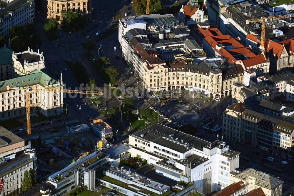 München aus der Vogelperspektive: Platz- Ensemble Karlsplatz - Stachus in München im Bundesland Bayern, Deutschland