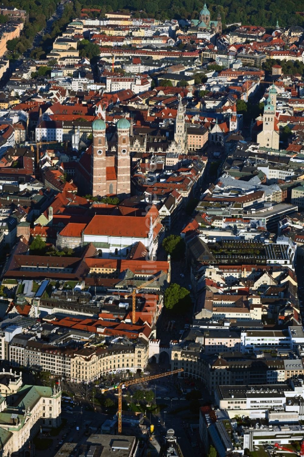 Luftaufnahme München - Platz- Ensemble Karlsplatz - Stachus in München im Bundesland Bayern, Deutschland