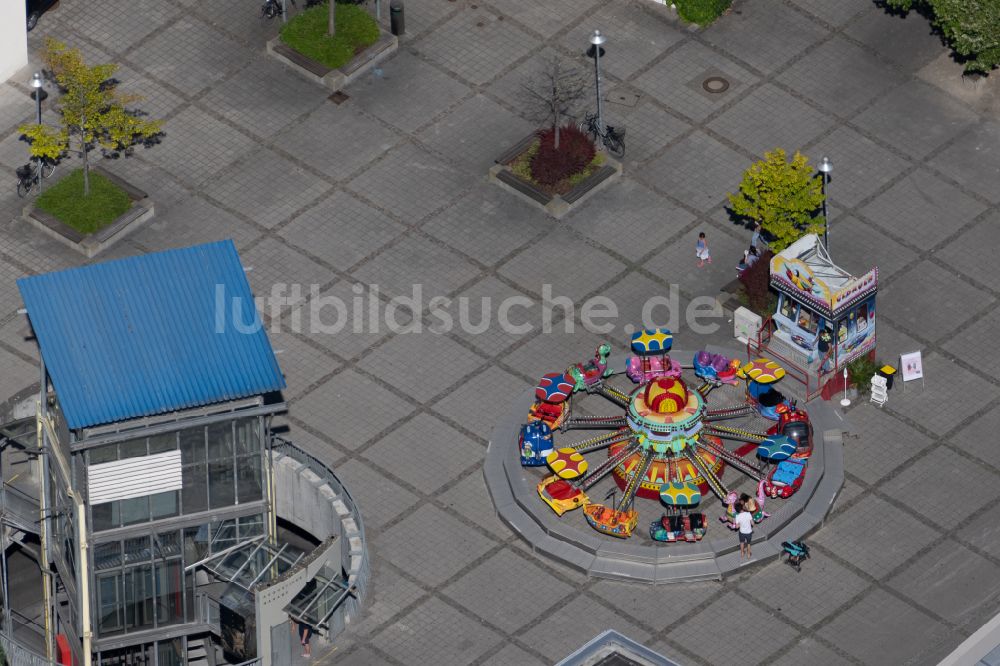 Luftaufnahme Konstanz - Platz- Ensemble mit Kinderkarussell an der Franz-Knapp-Passage in Konstanz im Bundesland Baden-Württemberg, Deutschland