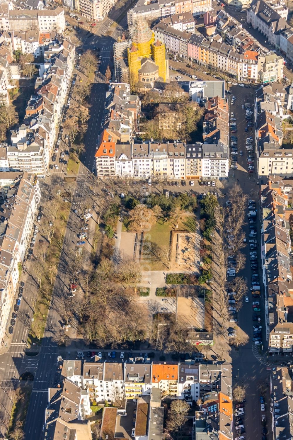 Düsseldorf von oben - Platz- Ensemble Kolpingplatz in Düsseldorf im Bundesland Nordrhein-Westfalen, Deutschland