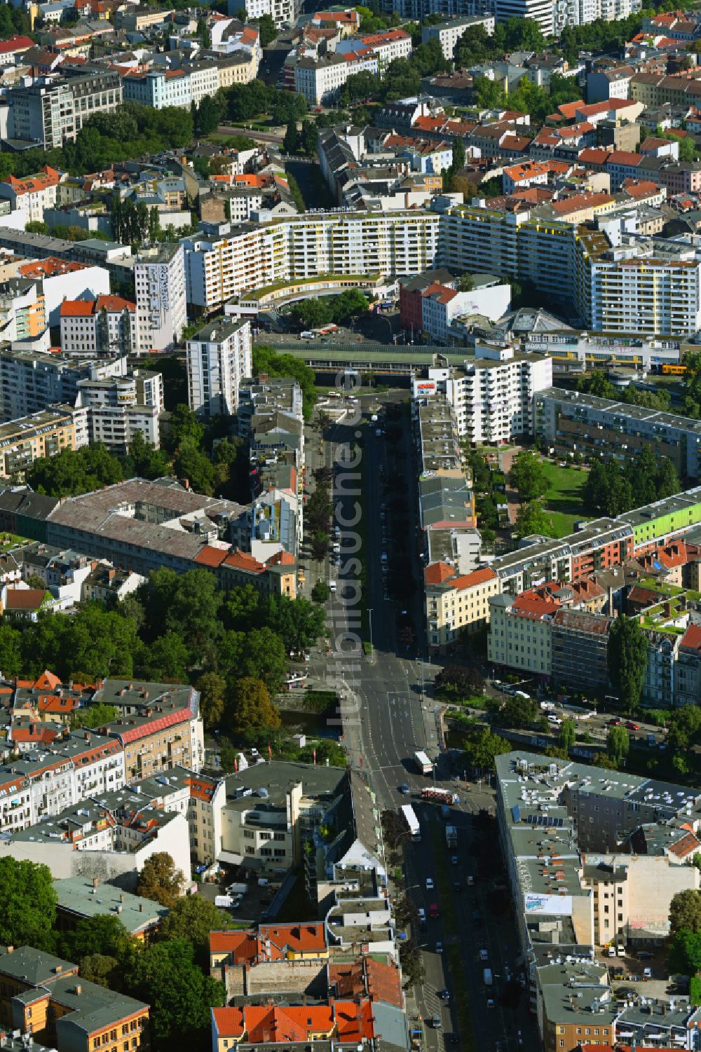 Berlin aus der Vogelperspektive: Platz- Ensemble Kottbusser Tor in Berlin, Deutschland