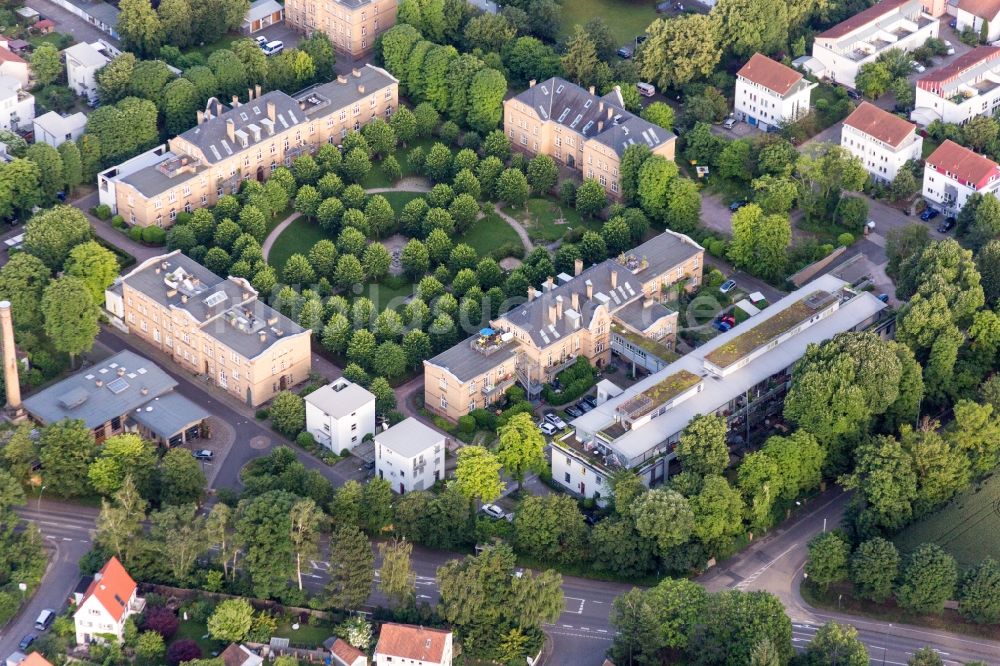 Luftaufnahme Landau in der Pfalz - Platz- Ensemble Lazarettgarten in Landau in der Pfalz im Bundesland Rheinland-Pfalz, Deutschland