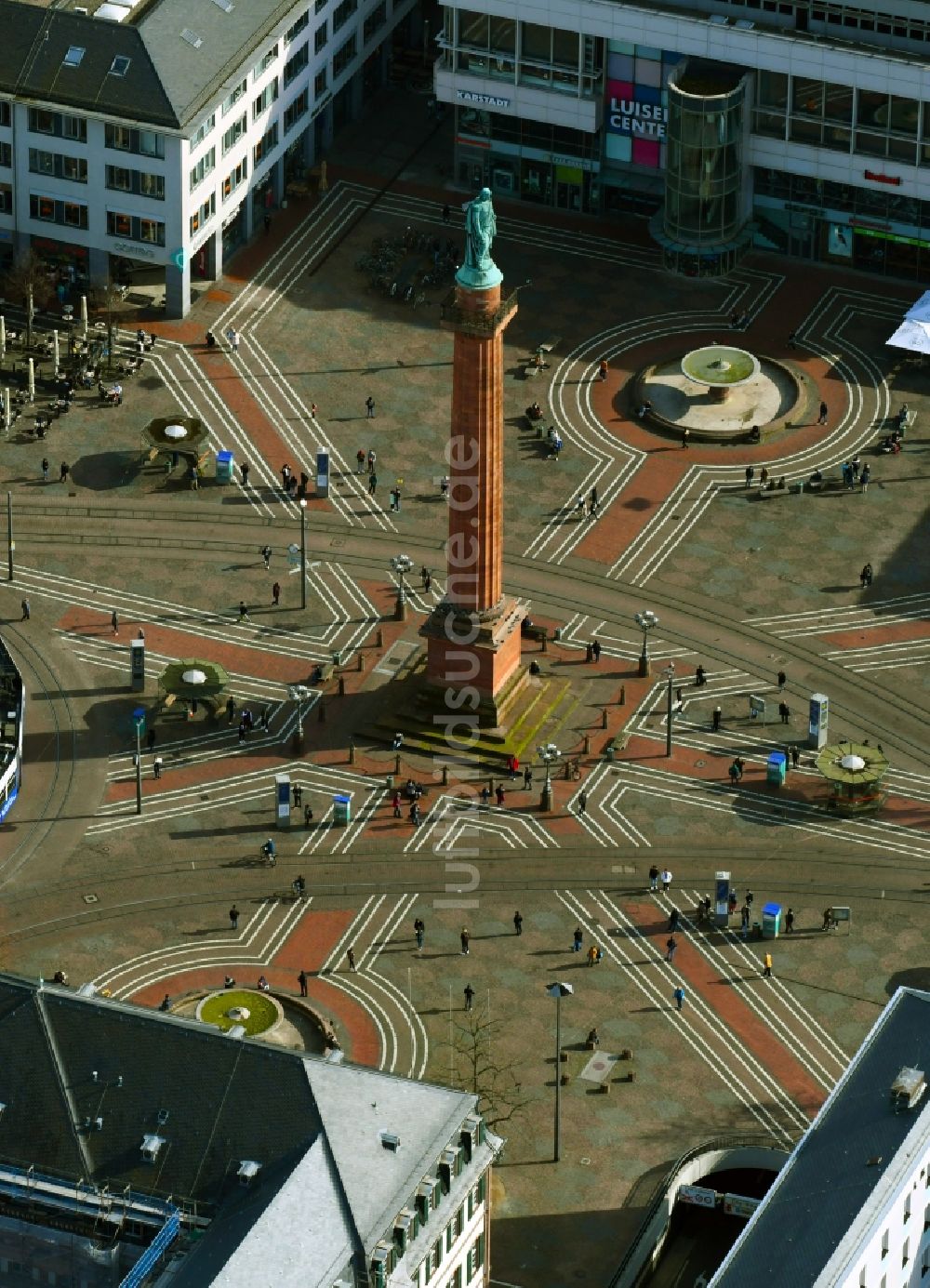 Luftaufnahme Darmstadt - Platz- Ensemble Luisenplatz mit Ludwigsmonument im Innenstadt- Zentrum in Darmstadt im Bundesland Hessen, Deutschland