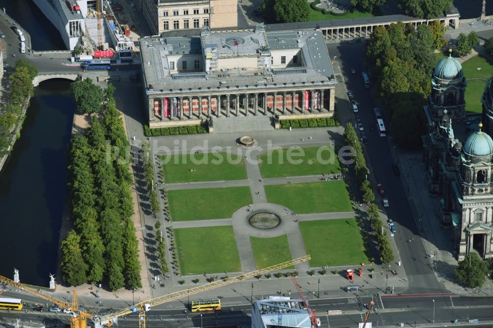 Luftaufnahme Berlin - Platz- Ensemble Lustgarten - Altes Museum im Ortsteil Mitte in Berlin, Deutschland