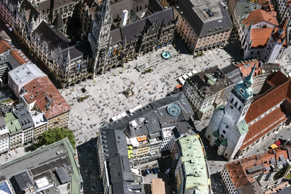 München aus der Vogelperspektive: Platz- Ensemble Marienplatz im Ortsteil Altstadt in München im Bundesland Bayern, Deutschland