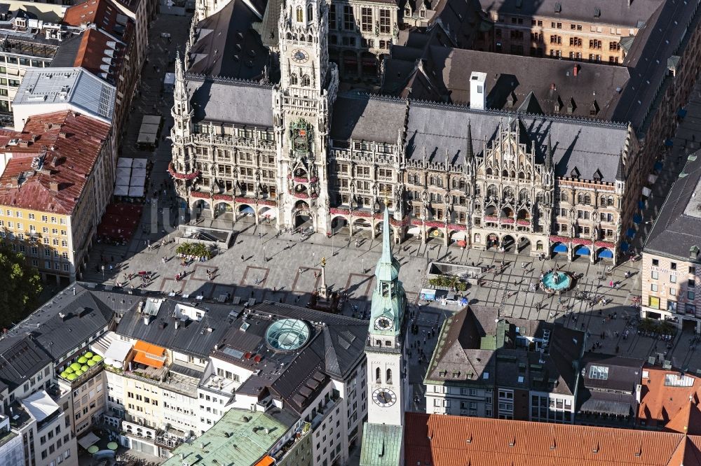 Luftbild München - Platz- Ensemble Marienplatz am Rathaus in München im Bundesland Bayern, Deutschland