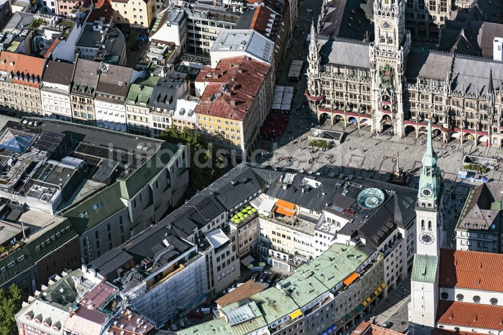 Luftaufnahme München - Platz- Ensemble Marienplatz am Rathaus in München im Bundesland Bayern, Deutschland