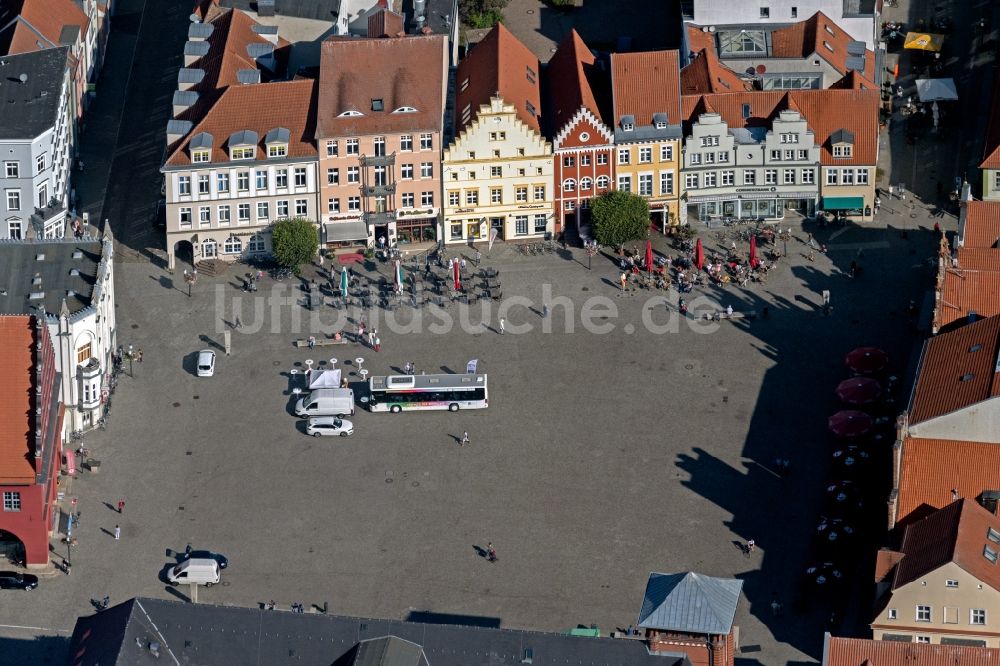 Luftbild Greifswald - Platz- Ensemble Markt im Altstadtbereich und Innenstadtzentrum in Greifswald im Bundesland Mecklenburg-Vorpommern, Deutschland