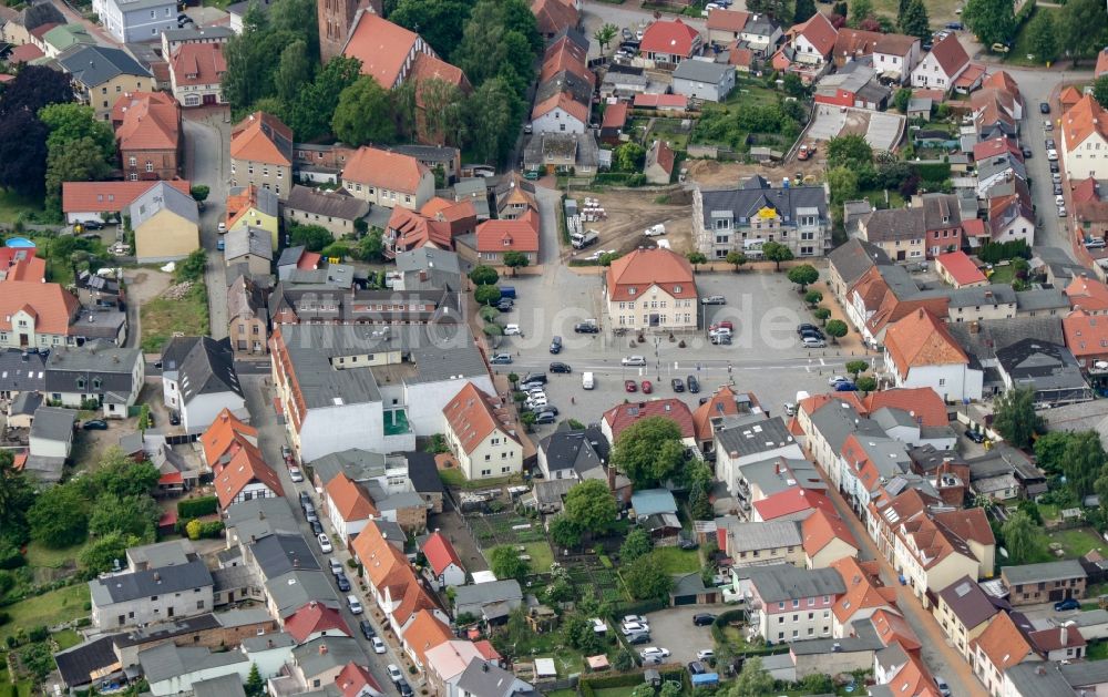 Neubukow aus der Vogelperspektive: Platz- Ensemble Markt im Innenstadt- Zentrum in Neubukow im Bundesland Mecklenburg-Vorpommern, Deutschland