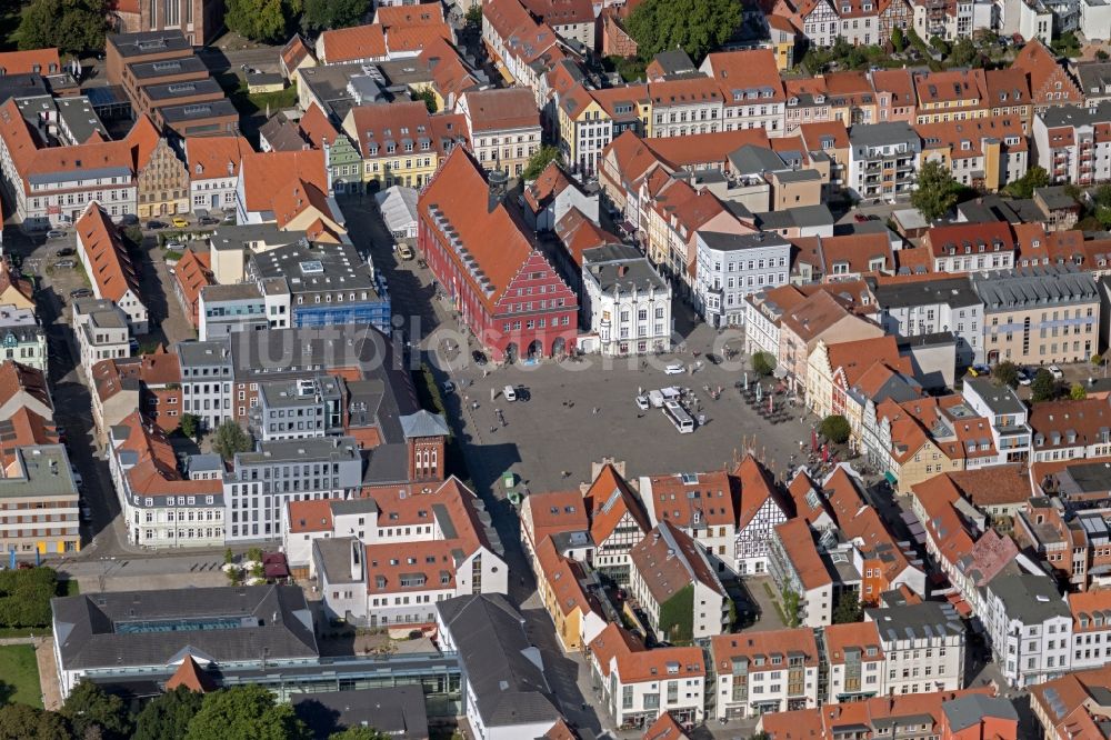 Luftbild Greifswald - Platz- Ensemble Markt mit Rathaus im Altstadtbereich und Innenstadtzentrum in Greifswald im Bundesland Mecklenburg-Vorpommern, Deutschland