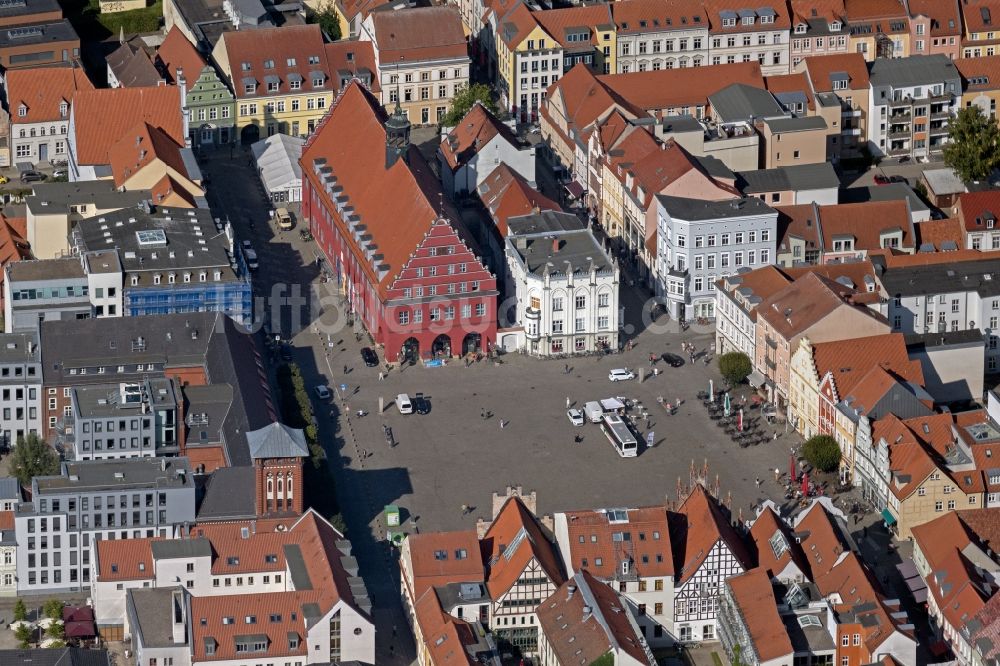 Greifswald von oben - Platz- Ensemble Markt mit Rathaus im Altstadtbereich und Innenstadtzentrum in Greifswald im Bundesland Mecklenburg-Vorpommern, Deutschland